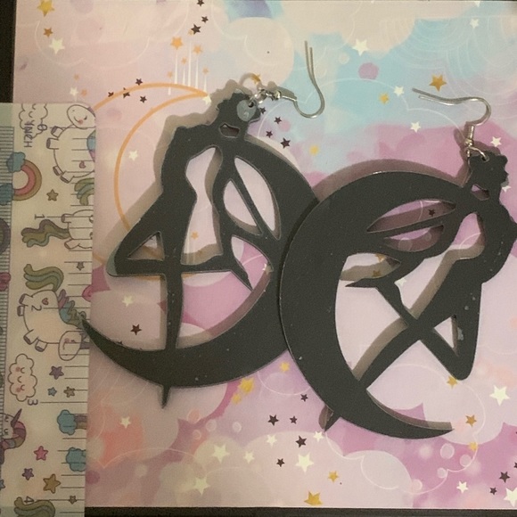 Sailor moon black drop earrings - Picture 2 of 6